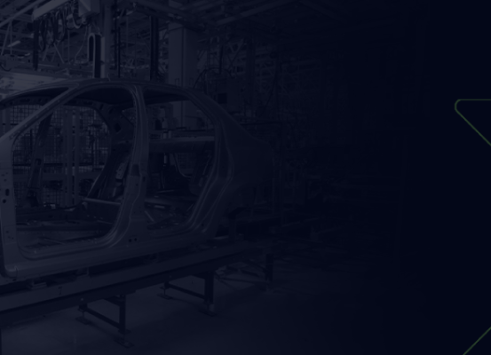 Estrutura de carro em linha de montagem automatizada, representando o dilema da indústria automotiva com altas nas vendas e produção estável. Imagem da Becomex