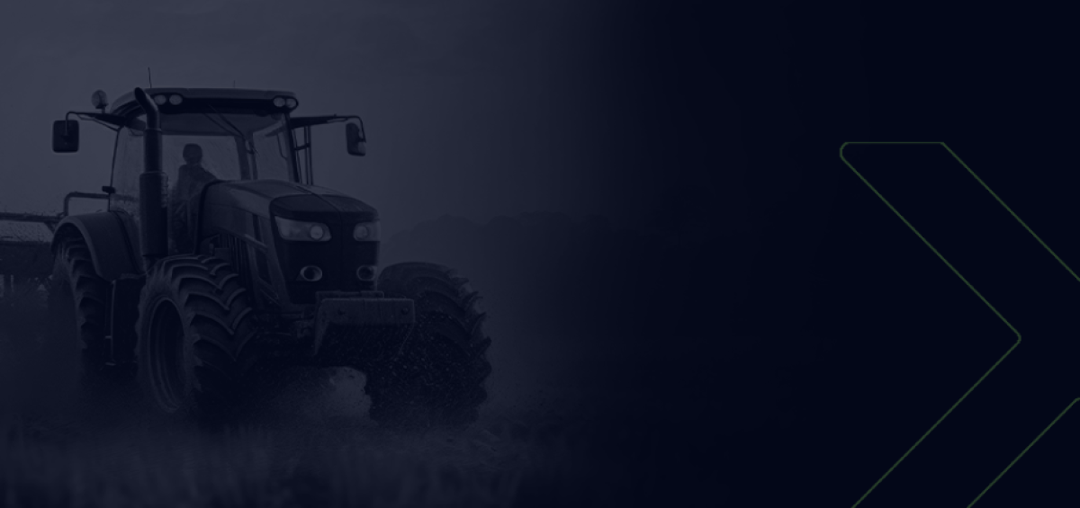 Trator agrícola em campo sob iluminação escura, representando o impacto das exportações nas máquinas rodoviárias e agrícolas.