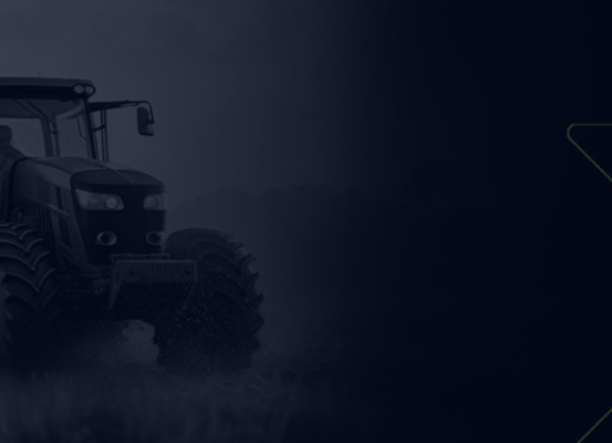 Trator agrícola em campo sob iluminação escura, representando o impacto das exportações nas máquinas rodoviárias e agrícolas.