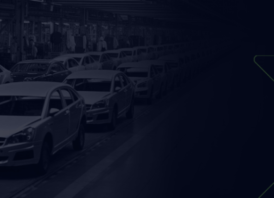 Caminhões transportando veículos em rodovia, ilustrando o impacto da queda nas exportações no desempenho do primeiro quadrimestre da indústria automotiva brasileira – Grupo Becomex.