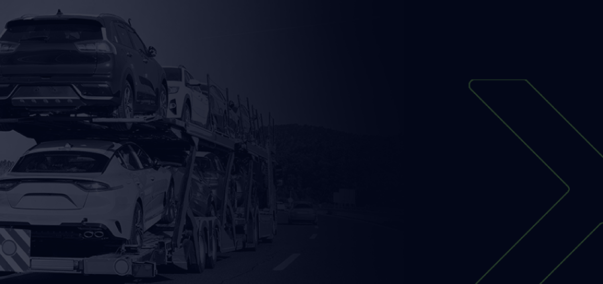 Cegonha transportando veículos em rodovia, representando a queda nas exportações e os desafios enfrentados pela indústria automobilística. Imagem da Becomex.