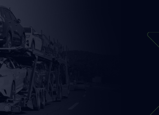 Cegonha transportando veículos em rodovia, representando a queda nas exportações e os desafios enfrentados pela indústria automobilística. Imagem da Becomex.