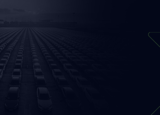 Pátio de exportação com centenas de veículos alinhados, prontos para embarque, representando o protagonismo da exportação na indústria automobilística em julho. Imagem da Becomex.