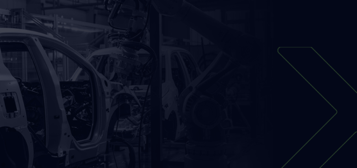 Linha de produção automatizada com robôs industriais montando veículos, representando os desafios e inovações no setor de máquinas autopropulsadas