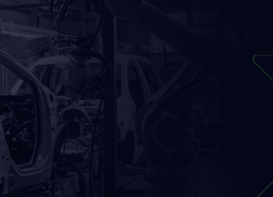 Linha de produção automatizada com robôs industriais montando veículos, representando os desafios e inovações no setor de máquinas autopropulsadas