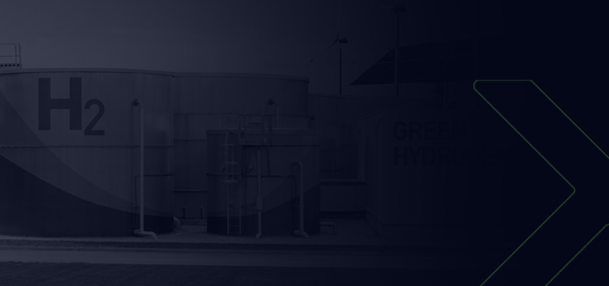 Tanques de armazenamento de hidrogênio verde em instalação industrial, destacando a importância da inovação no setor de máquinas autopropulsadas