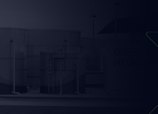 Tanques de armazenamento de hidrogênio verde em instalação industrial, destacando a importância da inovação no setor de máquinas autopropulsadas