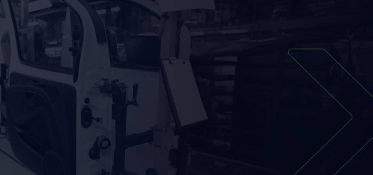 Linha de montagem automotiva com carro em produção, representando o crescimento histórico da indústria automotiva. Imagem industrial com foco no setor de fabricação de veículos.