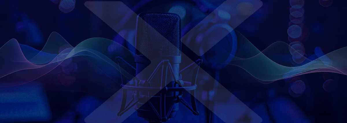 Banner do Desembaraçando Podcast do Grupo Becomex, com microfone profissional em destaque e ondas sonoras digitais, representando debates sobre comércio exterior, indústria e inovação.