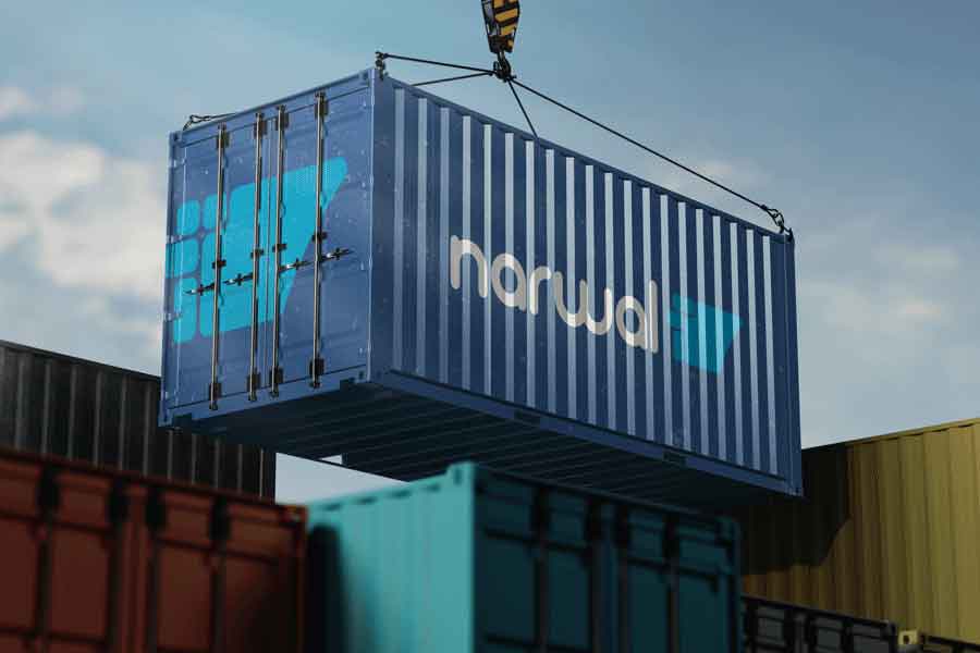 Contêiner azul com a marca Narwal sendo movimentado por guindaste, simbolizando eficiência em todas as etapas da cadeia logística no comércio exterior.