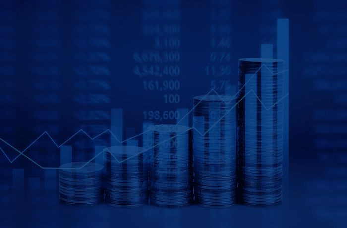 Pilha de moedas em crescimento com gráficos financeiros ao fundo, representando performance empresarial impulsionada por inteligência de dados e gestão segura.