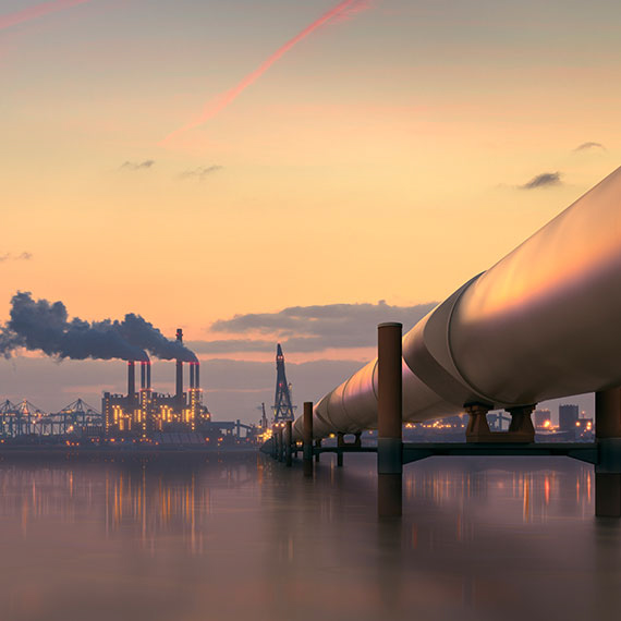 Repetro Industrialização: oleoduto em área portuária com refinarias ao fundo, representando o setor de petróleo, gás e benefícios fiscais para a indústria.