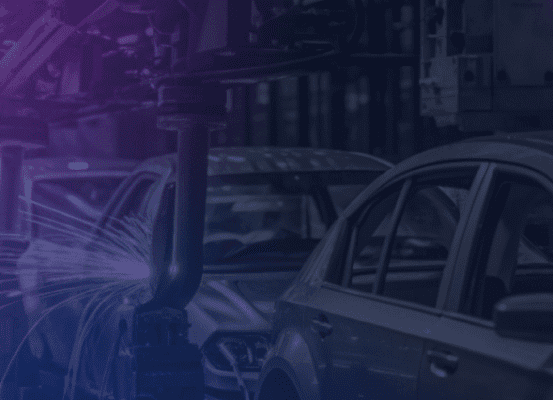 Linha de produção automatizada soldando carrocerias, simbolizando os ajustes produtivos e a busca por eficiência definem o comportamento da indústria automotiva e os caminhos para 2026.