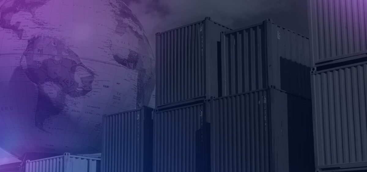 Globo em meio a contêineres, representando a evolução do programa OEA no mundo .