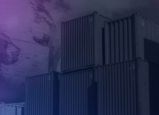 Globo em meio a contêineres, representando a evolução do programa OEA no mundo .