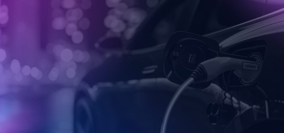 A imagem de um carro elétrico sendo carregado se conecta diretamente com um dos pontos mais relevantes do seu texto: o avanço dos veículos eletrificados no Brasil em 2026.