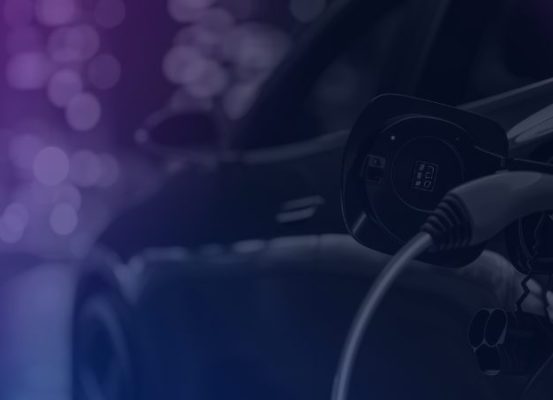 A imagem de um carro elétrico sendo carregado se conecta diretamente com um dos pontos mais relevantes do seu texto: o avanço dos veículos eletrificados no Brasil em 2026.