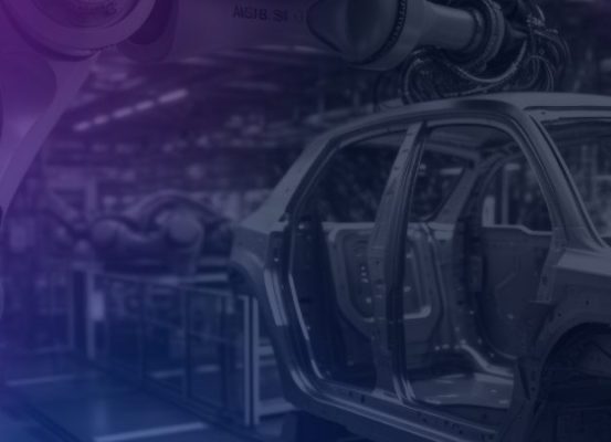 Um braço robótico montando a carroceria de um veículo em linha de produção automatizada ilustra o avanço tecnológico nas fábricas na indústria automotiva em 2026.