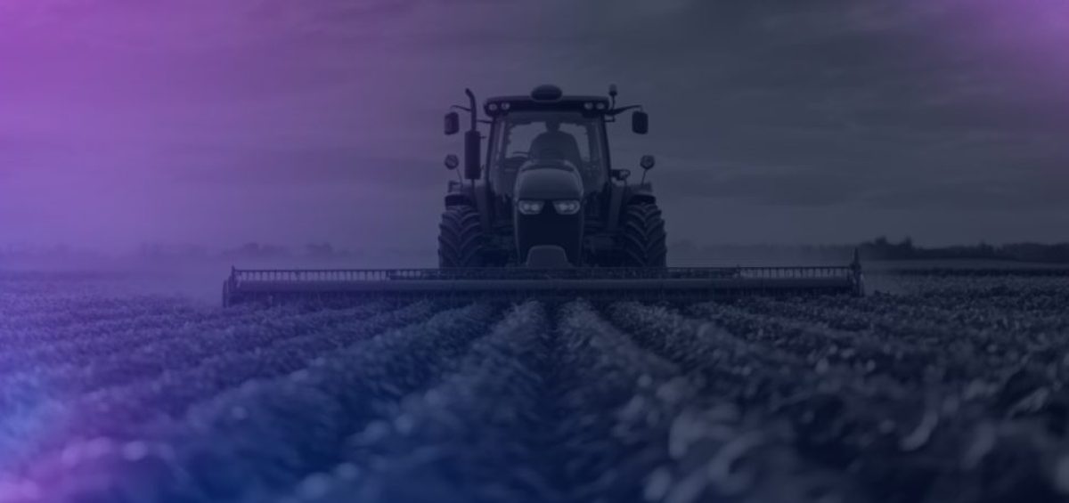 Um trator no campo representa o uso essencial de máquinas na produção agrícola. A imagem reflete os desafios do setor no Brasil em 2026, como crédito, custos e demanda.