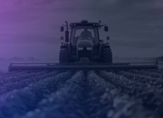 Um trator no campo representa o uso essencial de máquinas na produção agrícola. A imagem reflete os desafios do setor no Brasil em 2026, como crédito, custos e demanda.