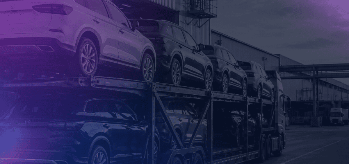 Veículos novos são transportados em uma estrutura industrial, representando o crescimento do mercado automotivo e os desafios logísticos e de exportação enfrentados pelo setor.