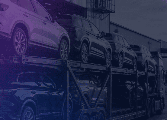 Veículos novos são transportados em uma estrutura industrial, representando o crescimento do mercado automotivo e os desafios logísticos e de exportação enfrentados pelo setor.
