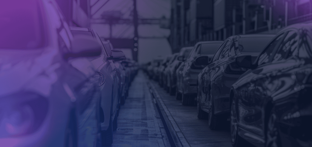Veículos em uma sequência de produção e circulação, representando visualmente o crescimento da indústria automotiva e as mudanças na origem dos veículos que abastecem o mercado brasileiro.