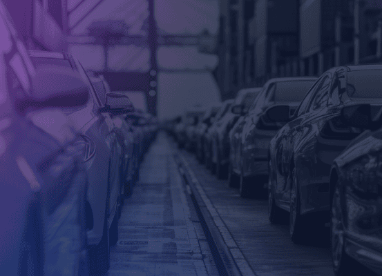 Veículos em uma sequência de produção e circulação, representando visualmente o crescimento da indústria automotiva e as mudanças na origem dos veículos que abastecem o mercado brasileiro.